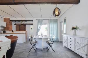 A kitchen or kitchenette at HELOHOME