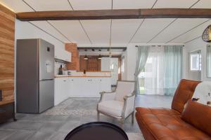 A kitchen or kitchenette at HELOHOME