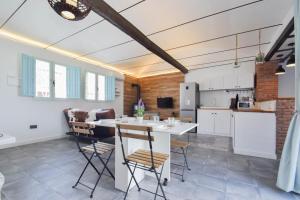 A kitchen or kitchenette at HELOHOME