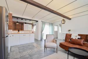 A kitchen or kitchenette at HELOHOME