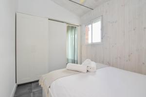 A bed or beds in a room at HELOHOME