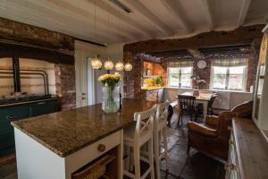 Gallery image of Welsh Cottage with Hot Tub - Jubilee House in Wrexham