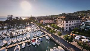 eine Luftansicht eines Hafens mit Booten im Wasser in der Unterkunft Rivage Hotel Restaurant Lutry in Lausanne