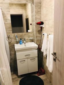 ein Badezimmer mit einem weißen Waschbecken und einer roten Bodenlampe in der Unterkunft Цахкадзор, Tsaxkadzor, Kechi House apartment 300 in Zaghkadsor