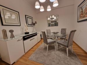 a kitchen and dining room with a table and chairs at Céntrico Apartamento in A Coruña