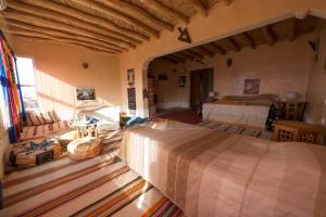 ein großes Schlafzimmer mit 2 Betten und einem großen Fenster in der Unterkunft Kasbah Itran in El-Kelâa M’Gouna