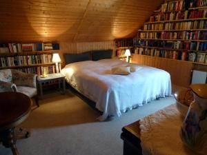 Biblioteca en la habitación en casa particular