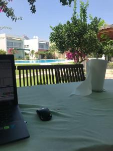 un ordinateur portable assis au-dessus d'une table dans l'établissement A Villa For only 90 day and more days, à Antalya