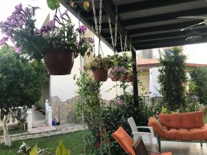 un patio con macetas en una casa en A Villa For only 90 day and more days, en Antalya