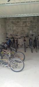 a group of bikes parked in a garage at Agréable Maison, toute équipée, proche du lac d'Arjuzanx in Morcenx