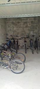 um grupo de bicicletas estacionadas numa garagem em Agréable Maison, toute équipée, proche du lac d'Arjuzanx em Morcenx