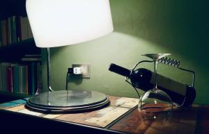 un tavolo con una lampada e una luce su un tavolo di La Casa Rossa degli Artisti a Casciana Terme