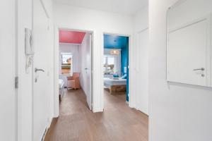 a hallway with a living room and a bedroom at Ruim, rustgevend glv app met warme kleuraccenten in Middelkerke