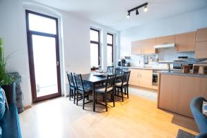 - une cuisine et une salle à manger avec une table et des chaises dans l'établissement Schloßchemnitz-tolle Ferienwohnung mit Balkon, à Chemnitz