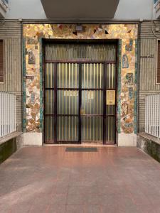 wejście do budynku z dużymi drzwiami w obiekcie B&B Casa Rubino w mieście Napoli