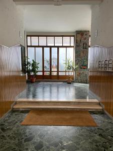 um quarto vazio com uma grande janela e plantas em B&B Casa Rubino em Nápoles