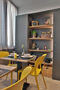 una sala da pranzo con sedie gialle e tavolo di B&B Casa Rubino a Napoli