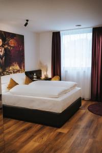 a bedroom with a large bed in a room at Sombea in Villingen-Schwenningen
