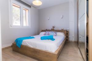 Schlafzimmer mit einem Bett und einem Fenster in der Unterkunft Can MarSal Puerto Valldemosa in Valldemossa