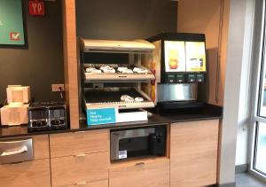 a kitchen with a counter with aasteryasteryasteryasteryasteryasteryasteryasteryastery at avid hotels - Salem, an IHG Hotel in Salem