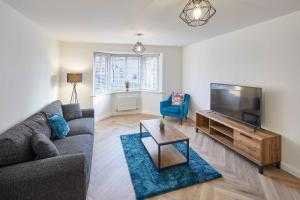 ウィットビーにあるHost & Stay - Redsky Houseのソファと薄型テレビのあるリビングルーム