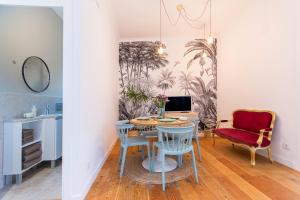 een eetkamer met een tafel en stoelen bij Charming Apartment in Private Condominium at Graça in Lissabon