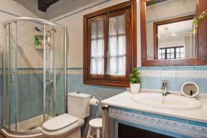 a bathroom with a toilet and a sink and a shower at Casa La Perla - Solo Familias in Conil de la Frontera +13 photos