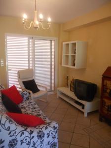 a living room with a couch and a tv at Islantilla Casa Adosada 700 metros de la playa in Islantilla