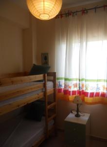 Двухъярусная кровать или двухъярусные кровати в номере Islantilla Casa Adosada 700 metros de la playa