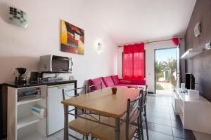a kitchen and a dining room with a table and chairs at Casa Raquel 2 in Costa de Antigua