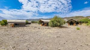 MtowabagaにあるAfrica Safari Lake Natron Campingの山々を背景にした砂漠の一群