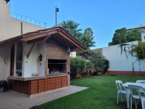 a barbecue in the backyard of a house at Casa Mendoza Capital cerca del Parque y Centro in La Cieneguita