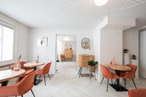 a dining room with tables and chairs and a mirror at Stadsvilla Hotel Mozaic Den Haag in The Hague