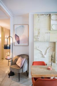 - un salon avec une table et une chaise dans l'établissement Stadsvilla Hotel Mozaic Den Haag, à La Haye