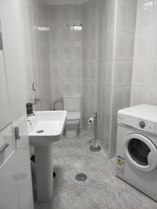 A bathroom at El Pozu las Ranas