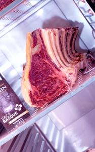 un pezzo di carne su una mensola in un frigorifero di Hotel Casa Azcona a Zizur Mayor