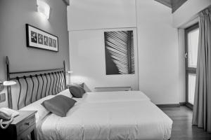 Una foto en blanco y negro de un dormitorio con cama en Hotel Casa Azcona, en Zizur Mayor