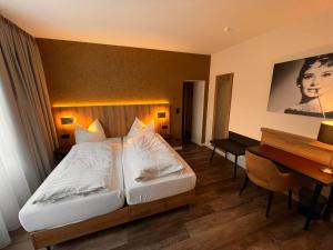 um quarto de hotel com uma cama e uma secretária em Hotel-Restaurant Amadeus em Hanôver