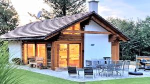 eine kleine Hütte mit einem Tisch und Stühlen in der Unterkunft Chata pod Rejvízem in Jeseník