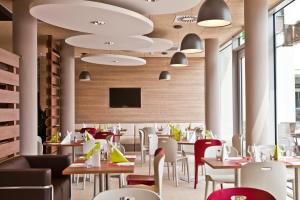 A restaurant or other place to eat at Campanile Wroclaw Centrum