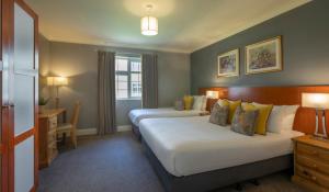Säng eller sängar i ett rum på The Gleneagle River Apartments