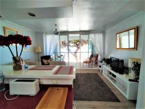 ein Wohnzimmer mit einem weißen Tisch und einem Wohnzimmer in der Unterkunft Volver in Mijas Costa