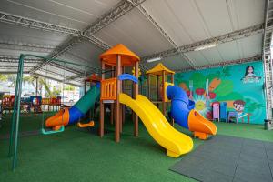 una sala de juegos con un parque infantil con tobogán en Praiamar Natal Hotel & Convention, en Natal