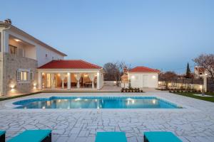una piscina en el patio trasero de una casa en Villa Darina, en Mala Čista