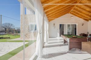 una habitación con mesa de billar en una casa en Villa Darina, en Mala Čista