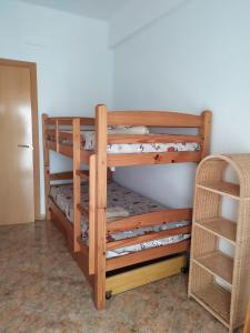 Un pat sau paturi într-o cameră la Apartamento L 'Altina a 40 metros de la playa