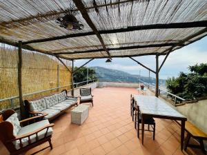 patio z kanapą, stołem i krzesłami w obiekcie L'Orto di Grace w Sorrento