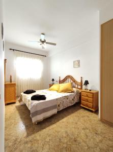 a bedroom with a bed and a ceiling fan at Apartamento L 'Altina a 40 metros de la playa in Alcossebre