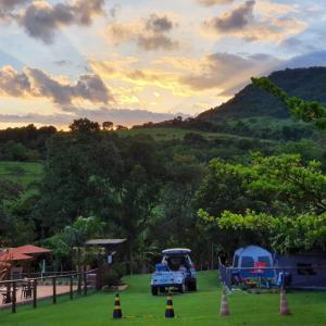 圣代佩德罗Cabana Hostel Sobrado EcoPark的停在一个有山丘的场地上的高尔夫球车