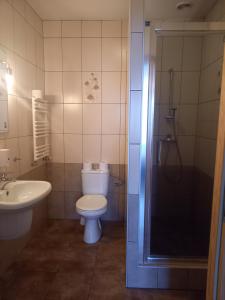 Kúpeľňa v ubytovaní Dworek staropolski